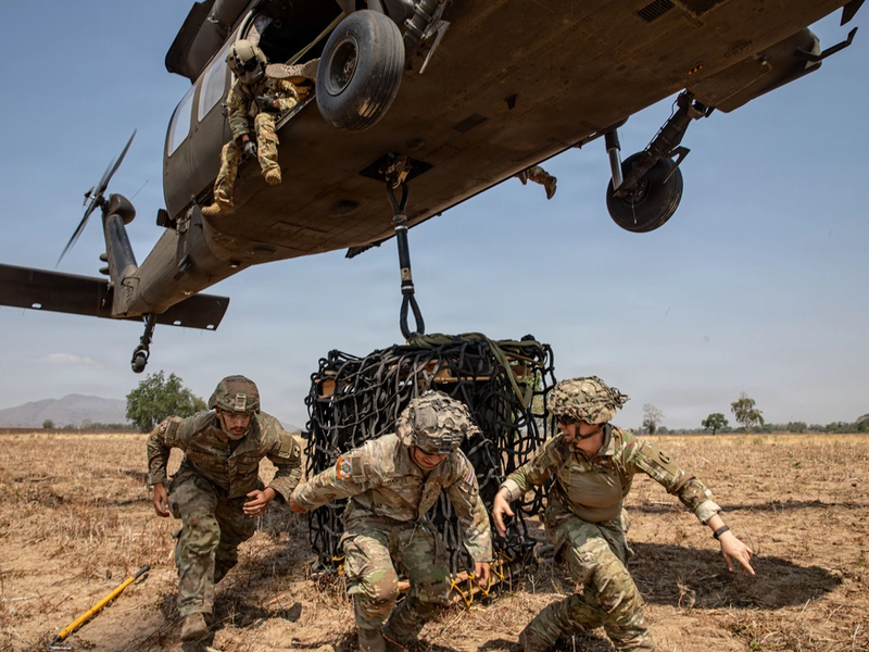 Soldados del Ejército de los Estados Unidos salen de debajo de un UH-60 Black Hawk tras asegurar la carga durante un ejercicio de entrenamiento bilateral junto a Tailandia, el 16 de marzo de 2026.