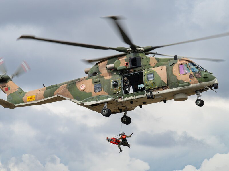 Un helicóptero Merlin de la Fuerza Aérea Portuguesa realiza una demostración de búsqueda y rescate en el Royal International Air Tattoo, el 19 de julio de 2025.
