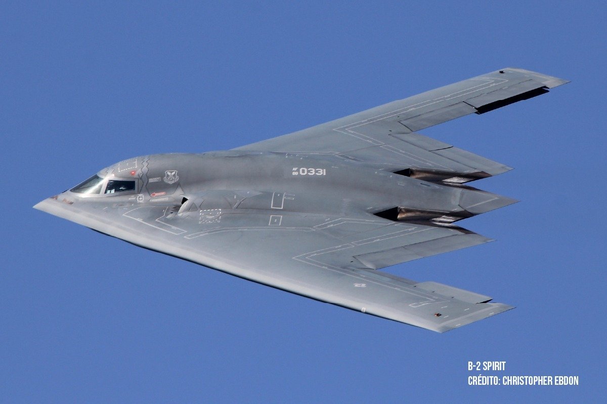 EUA bombardea arsenales subterráneos hutíes