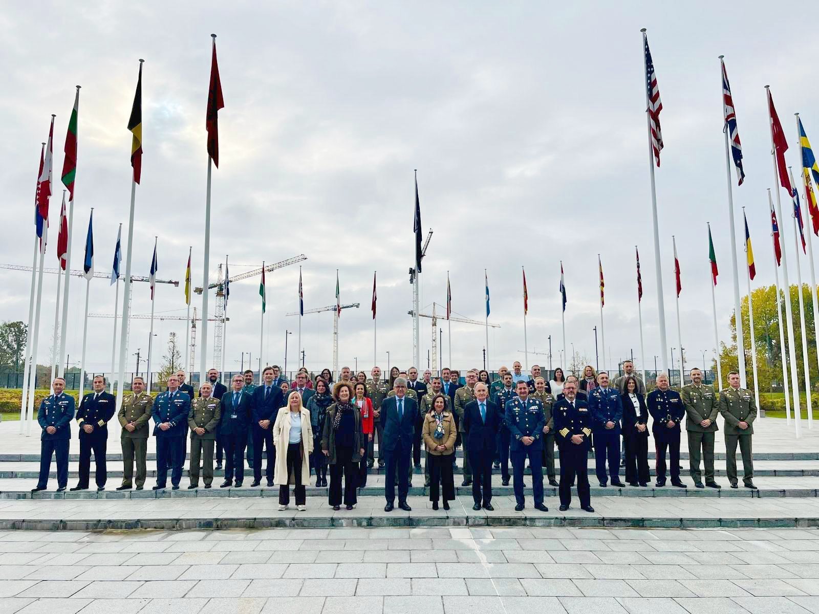Ministra de Defensa de España se reúne con personal español destacado en la OTAN