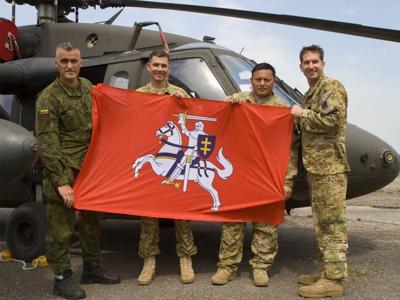 EUA entregó los dos primeros helicópteros UH-60M Black Hawk a la Fuerza Aérea de Lituania