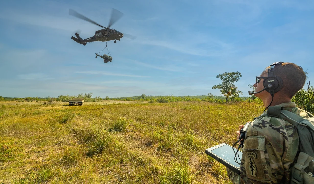 Sikorsky demuestra que un soldado no aviador puede operar un Black Hawk