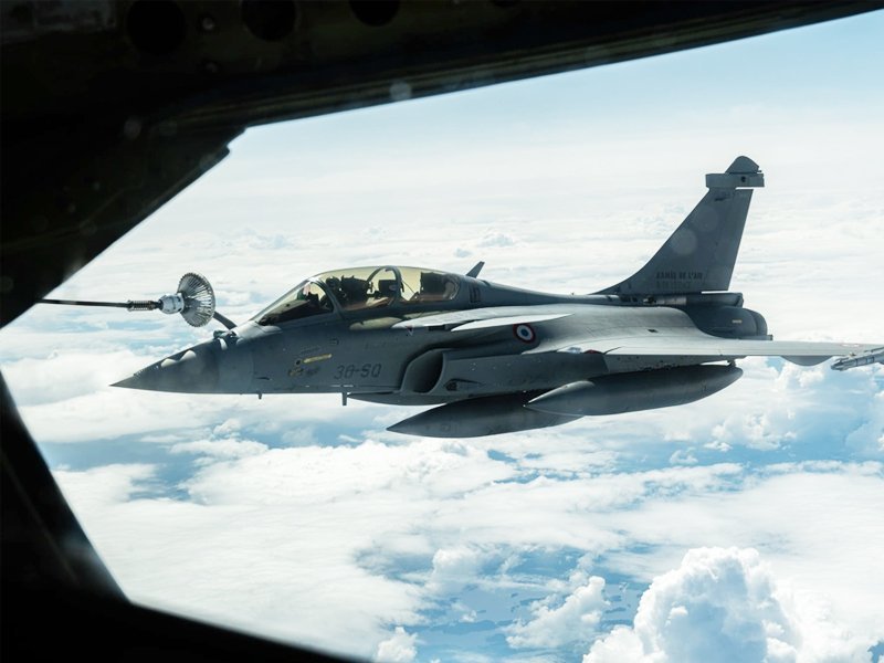 Francia vende a Ucrania 100 cazas Rafale y sistemas de defensa aérea
