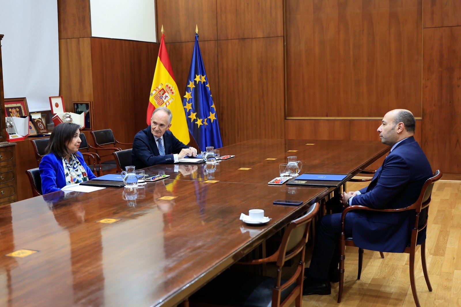 Ministra de Defensa española se reúne con el nuevo embajador libanés