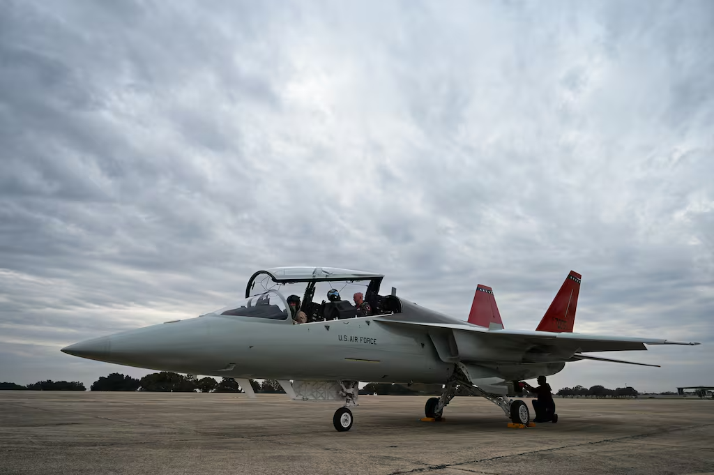 La Fuerza Aérea de los Estados Unidos inicia transición al sistema T-7 Red Hawk