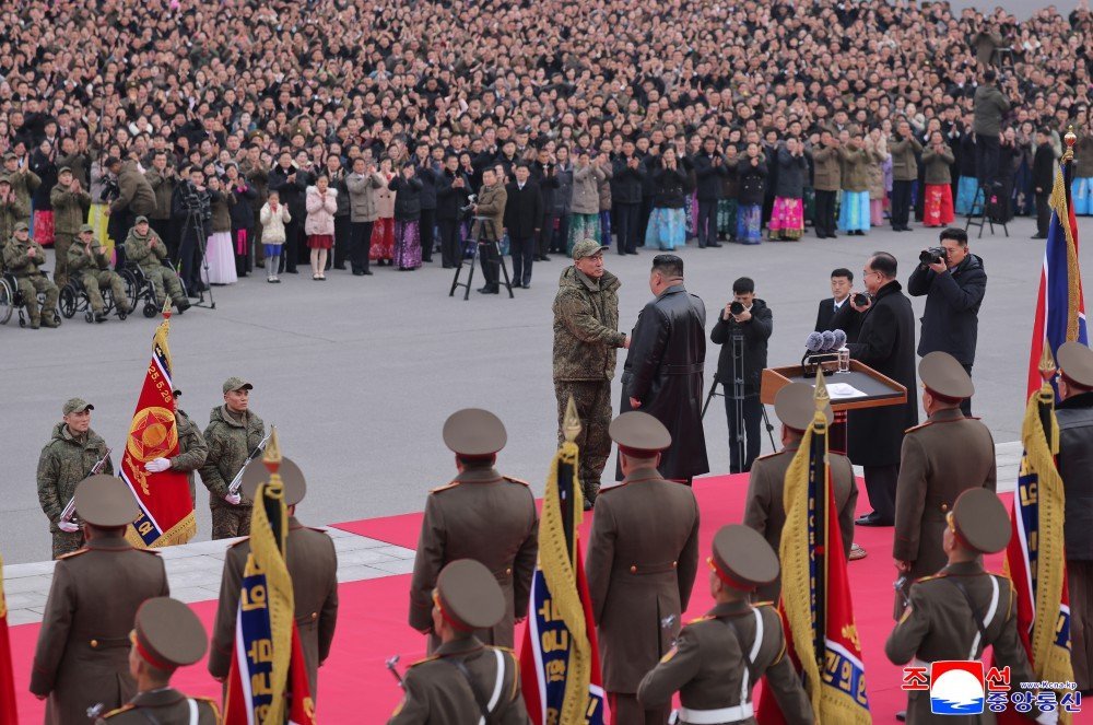 Kim Jong-un recibe a regimiento responsable de desminado de Kursk