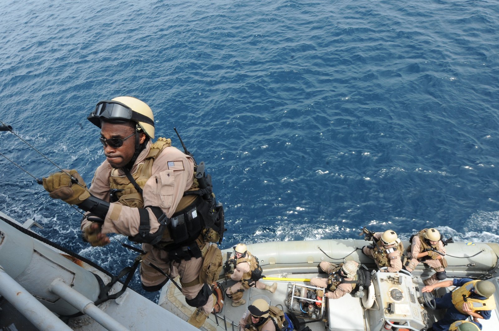 Fuerzas de Estados Unidos abordan un buque de carga en tránsito de China a Irán y decomisan parte de su cargamento