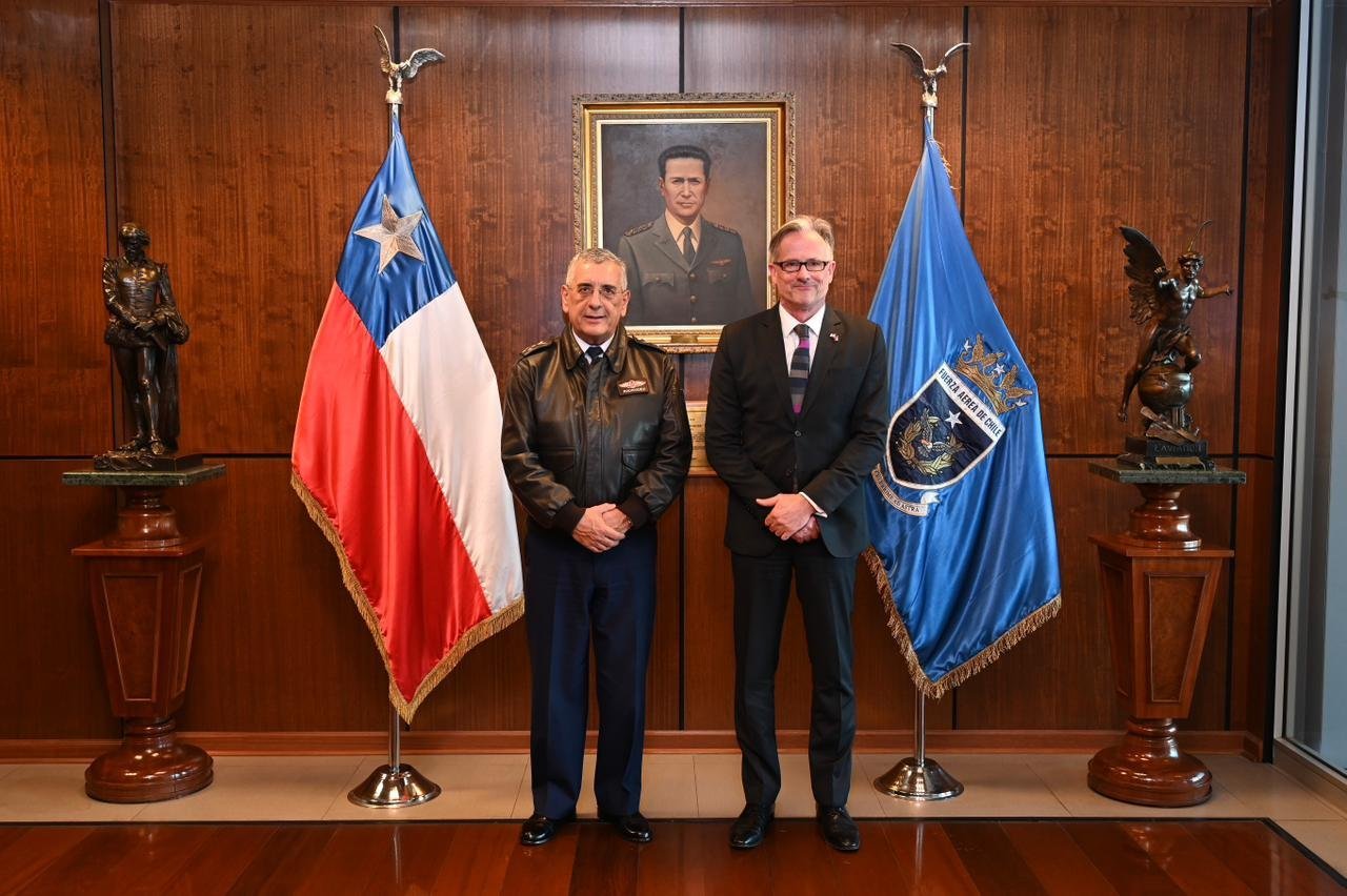 Chile y Reino Unido consolidan cooperación aeroespacial y antártica
